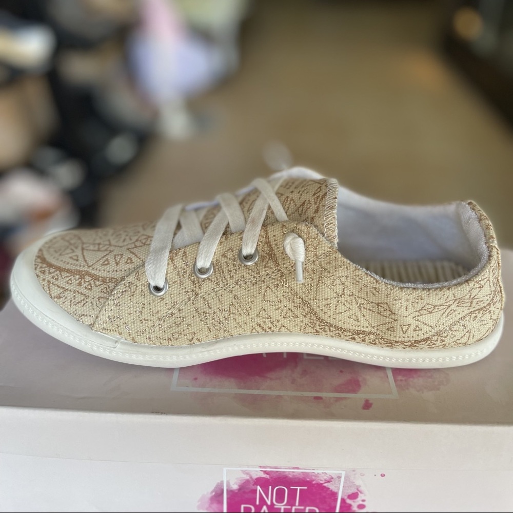 Not Rated Mizumi Cream Sneakers